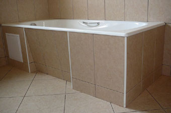 Екран під ванною з гіпсокартону можна ставити, коли більшість підготовчих робіт уже закінчено, а ванна встановлена ​​на місце, комунікації підключені