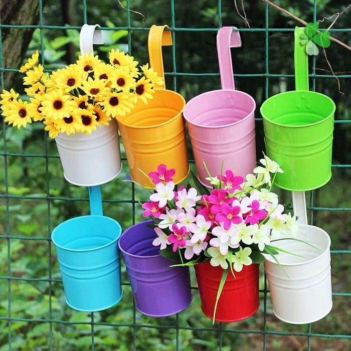 Різнобарвні ведерца з квітами додадуть яскравих фарб вашому саду