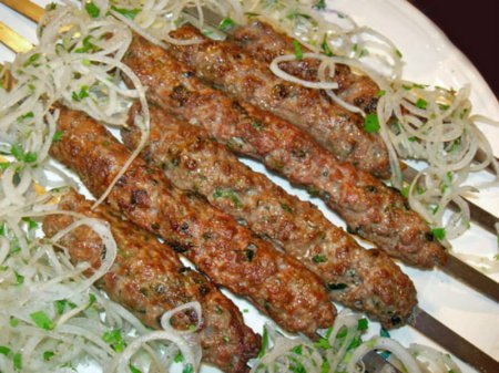 Люля-кебаб - традиційне блюдо грузинської кухні, яке готується на вугіллі