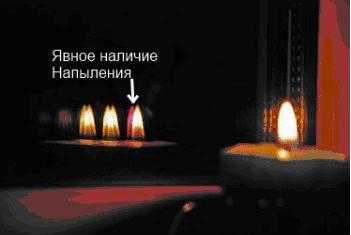 Те на звичайному склі обидва відображення полум'я будуть однаковими - жовтими, а на склі з енергозбереженням одне полум'я буде, як і на звичайному - жовте, а друге полум'я матиме яскраво-виражений червоний відтінок