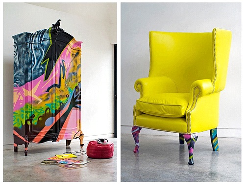 Якщо велика розпис в стилі графіті на стіні недоречна в Вашому інтер'єрі, можна розписати меблі - шафа, стілець, навіть просто ніжки крісла, абажур, поличку, підставку, посуд, та все, що на нього впаде творчий погляд тепер уже Художника