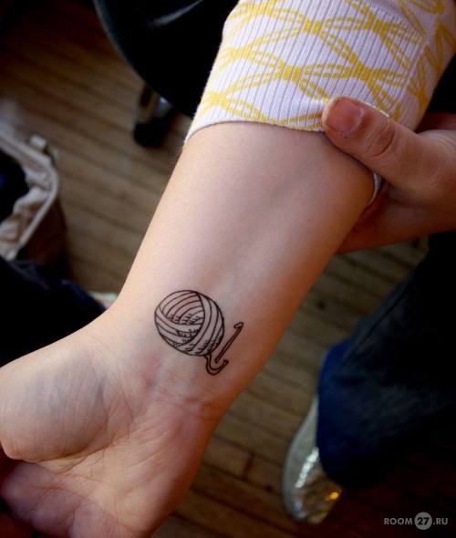 Якщо ви все-таки зважилися зробити татуювання на зап'ясті, то ретельно виберіть малюнок, який буде прикрашати вашу руку