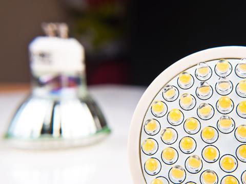 Изучение ультрафиолетового излучения различных энергосберегающих лампочек, чтобы помочь людям с светочувствительной кожей выбрать самый безопасный способ освещения своих домов