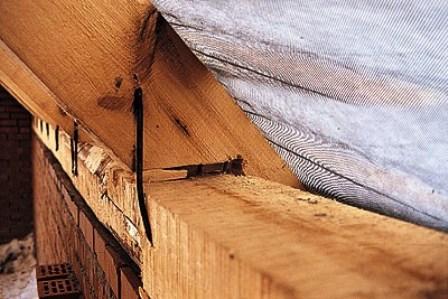 У дерев'яних будинках роль мауерлата виконує стіна