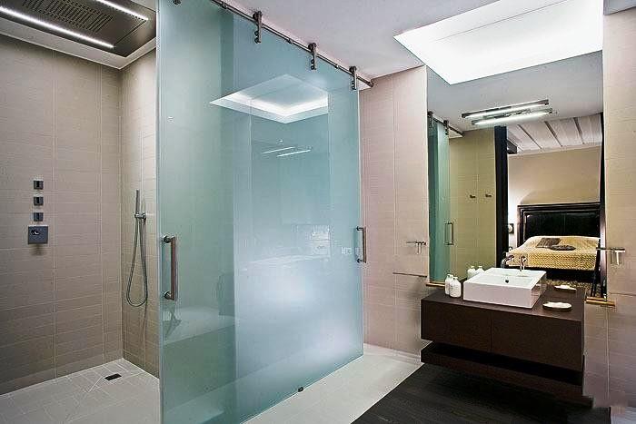 Варіант другий: якщо дозволяють розміри ванної кімнати, то можна просто відгородити «сухий» блок від «мокрого» скляною перегородкою і обробляти його менш вимогливими до вологостійкості матеріалами