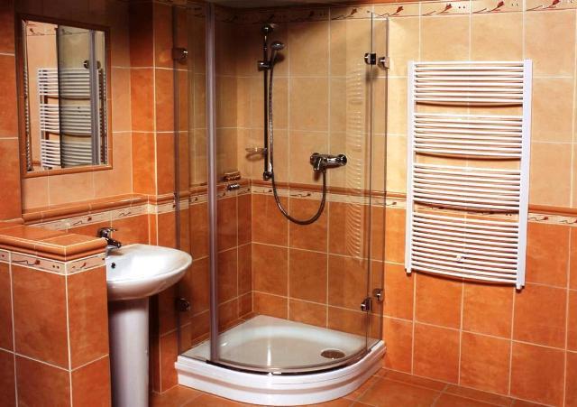 У той же час, закрита душова кабіна сама по собі виконує захисну функцію, захищаючи приміщення від води, що дозволяє «грати» з різними оздоблювальними матеріалами
