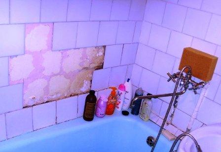 Чому відвалюється плитка від клею у ванній або на кухні, запитують багато початківці забудовники