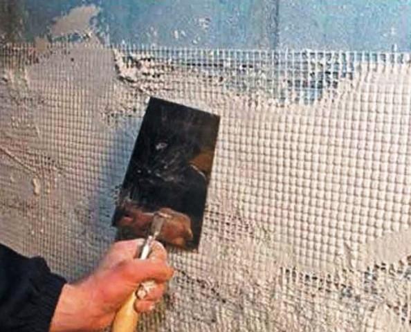 Чому відстає керамограніт від стіни   Чому не тримається плитка на стіні   Ще одна поширена причина падіння недавно укладеної облицювання - порушення технології наклеювання