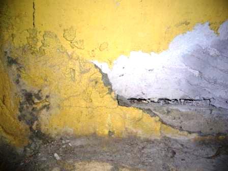 Якщо стіни в будинку бетонні або оштукатурені, їх необхідно додатково отгрунтовать складом, що збільшує адгезію клею;
