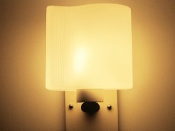Кімнатна штучне освітлення поділяється на:   загальне, світильники якого зазвичай розташовані на стелі;   місцеве з настінними джерелами, використовуваними для створення поліпшених умов роботи або вирішення певних цілей дизайну