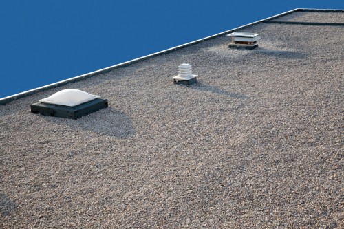 Визначаючись з тим, як зробити гідроізоляцію даху і який тип складу підійде саме вам, слід враховувати такі моменти як тип покрівлі, ухил і площа даху, вартість необхідних матеріалів