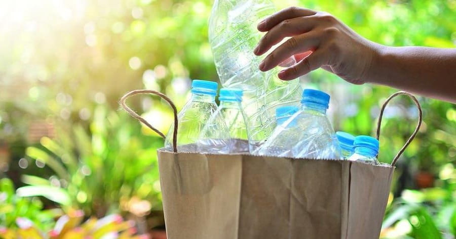 Пластикові пляшки, які мають різні габарити і колірні відтінки, є зручним матеріалом для втілення ідей по виготовленню виробів, службовців оформленням садового ландшафту