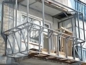 Короткий огляд різних типів балконних конструкцій, вимоги, які пред'являються до балконів, балконних плит, їх огорож відповідно до наявних СНиП та ГОСТ, коли можна обійтися бетонною стяжкою, коли плиту і арматуру слід зняти