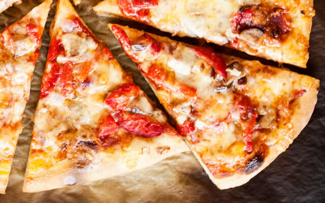 Всі інгредієнти потрібно тільки змішати і вимісити, і можна відразу ж випікати смачну піцу