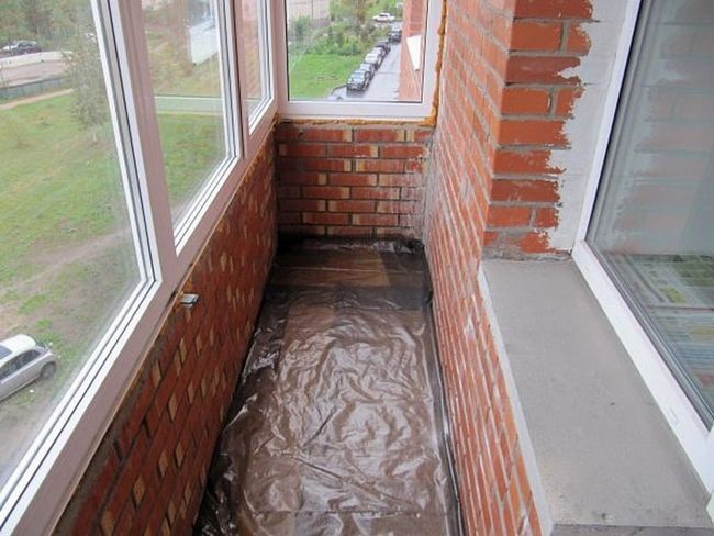 Гідроізоляція балконного статі під плитку здійснюється стандартним способом