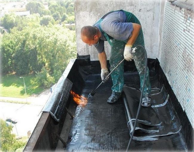 Можна виконати гідроізоляцію даху обмазувальних матеріалами, а можна використовувати рулонні матеріали, що більш ефективно