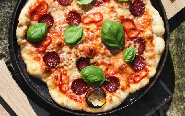 Щоб вийшла тонкої піца Хвилинка, сковороду краще використовувати великого діаметру