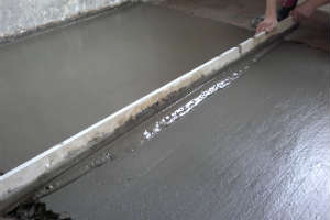 Підготовка до виконання цементно-піщаної стяжки на балконі починається з ревізії підстави, зачистки шаруються ділянок, збивання напливів бетону, закладення тріщин