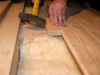 Навіть якщо дерев'яна підлога виготовлений з міцної і вологостійкої деревини, додаткова просочення йому не завадить