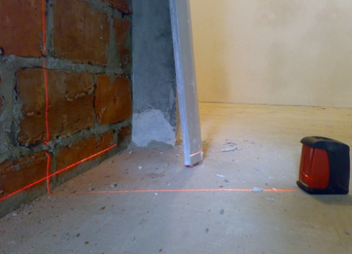 Прилад встановлюється в найвищої точки підлоги кімнати, його покажчики розлучаються по стінах приміщення і на них робляться відповідні позначки