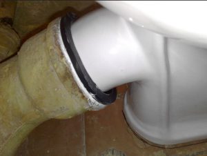 Зазвичай підключення унітазу до чавунної каналізації виконується в будинках зі старою каналізаційною системою, яку робили з чавунних виробів