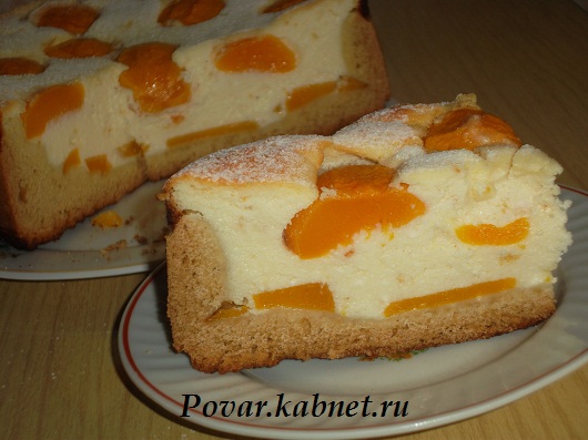 Подавати сирний пиріг з персиками, бажано в охолодженому вигляді